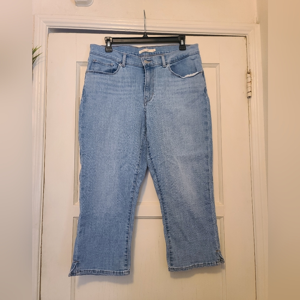 Levis capri